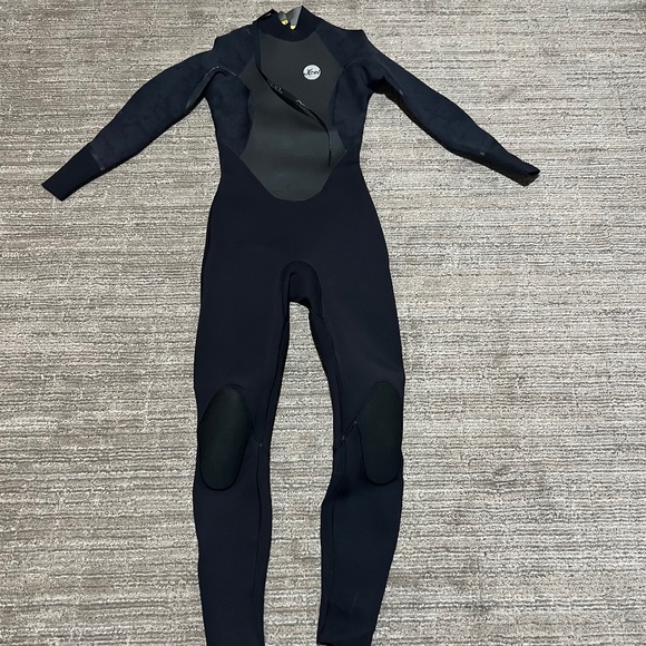 Women’s xcel size 4 wetsuit - Picture 2 of 2